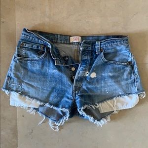 cutoff Levi’s shorts